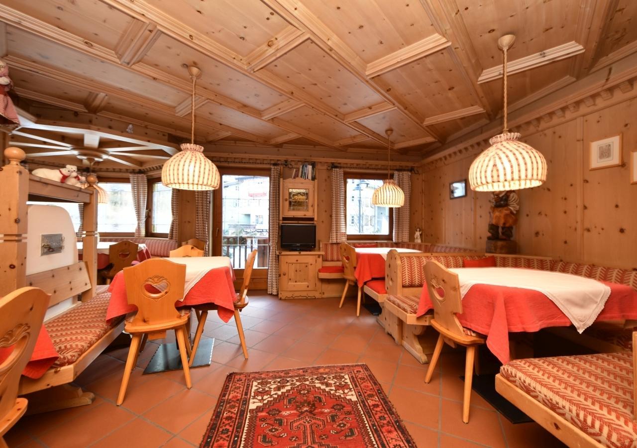 Post Hotel Моена Екстериор снимка